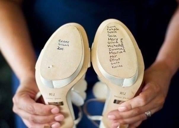 Интересная греческая традиция: перед церемонией невеста пишет имена своих незамужних подруг на подошвах туфелек. Чье имя в течение дня сотрется первым – та скоро тоже обретет свое счастье.