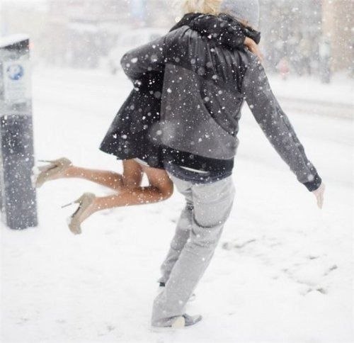 Хочу, чтобы шел снег большими-большими хлопьями и на улице было тепло, а я иду такая с ним за руку и понимаю, что мое новогоднее желание сбылось!