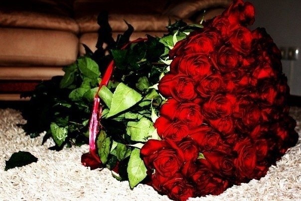 Любимым девушкам надо дарить цветы, а не боль и слезы...