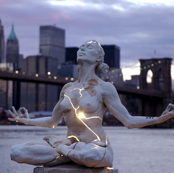 Пэйдж Бредли (Paige Bradley) создала одну из самых поразительных скульптур современности. Это шедевр, названный Expansion ("Расширение"), представляет собой обнаженную красивую женщину, тело которой расколото и излучает свет