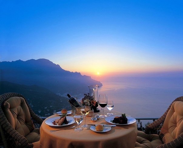 Романтический ужин в Италии с видом на Средиземное море.