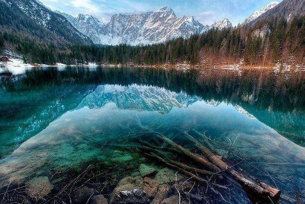Кристально чистое озеро в Канаде.