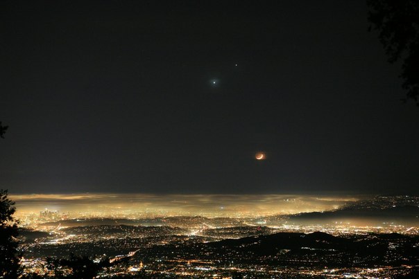 Вид на Луну, Венеру и Юпитер над ночным Лос-Анджелесом, Штат Калифорния, США