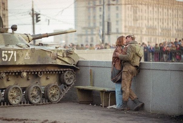 Российский солдат целует свою подругу во время попытки государственного переворота в октябре 1993-го. Москва. РФ