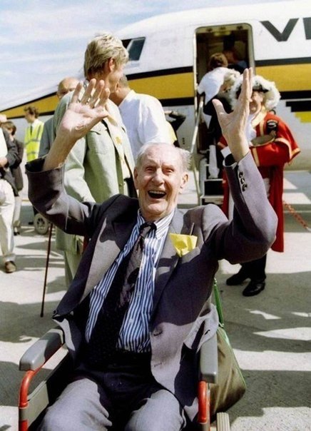 101-летний мужчина радуется успешному приземлению в Лондонском аэропорту. Этот человек родился еще до изобретения самолета и никогда прежде не летал.