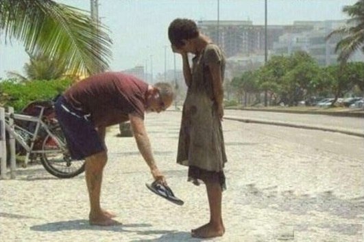 Это фотография человека, дающего свою обувь бездомной девочке в Рио-де-Жанейро. Девочка плачет от счастья.