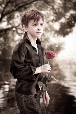 Выбирал мальчишка розу осторожно,