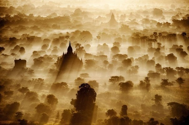 Восход солнца над древним городом Баган, Мьянма.