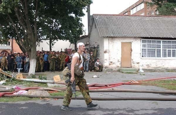 Этого раненого офицера западные журналисты позже прозовут "Русский танк", он несколько раз с ранениями вернётся за детьми в школу. Беслан, 2004 год