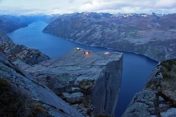 Ночлег на скалах Норвегии...