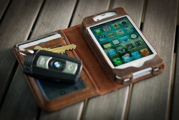 Чехол для iPhone4 «Book» - стильная и удобная вещь, которая позволит защитить дорогой телефон от повреждений и посторонних глаз.