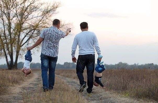 С папами на прогулке.