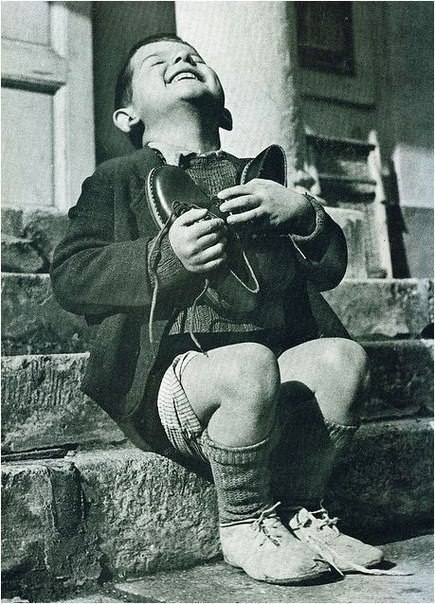 6–летний мальчишка из приюта получил в подарок от Красного Креста порцию запредельного счастья- новые ботинки, 1946 год