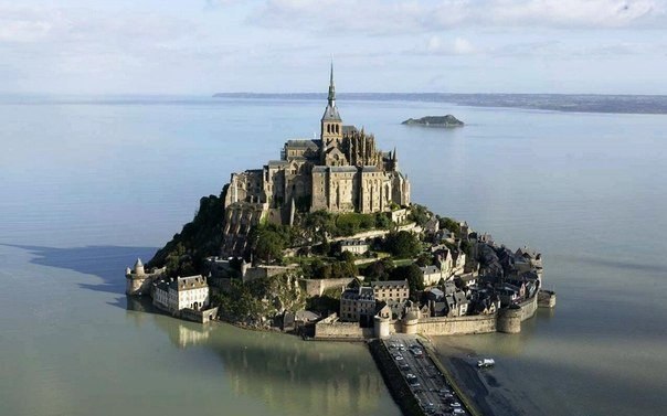 Во Франции находится знаменитый замок Мон Сен-Мишель.