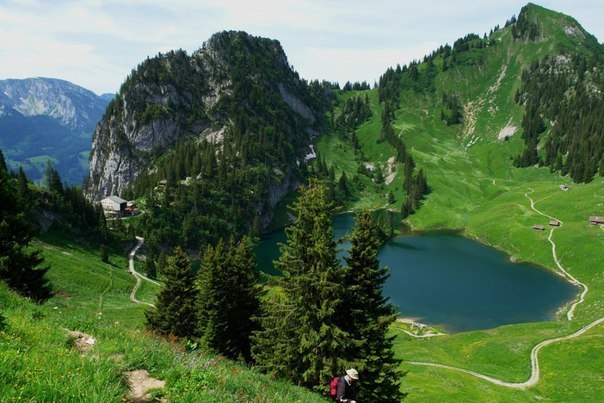 Stockhornsee-маленькое горное озеро в Швейцарских Альпах.