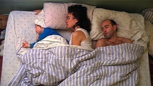 Спящую семью всю ночь фотографировали.