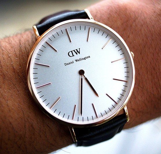 Яркие дизайнерские часы от Daniel Wellington. 