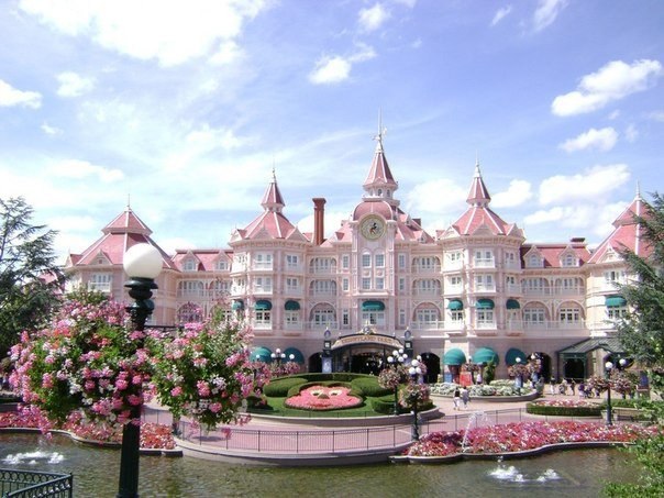Отель Disneyland 4*, самый красивый отель мира выстроенный в пышном Викторианском стиле и расположенный в двух шагах от парка, принадлежит корпорации Disney (Франция)