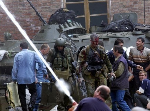Этого раненого офицера западные журналисты позже прозовут "Русский танк", он несколько раз с ранениями вернётся за детьми в школу. Беслан, 2004 год.