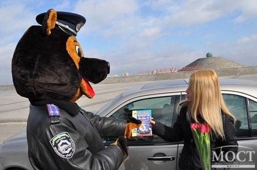 В городе Днепропетровск ГАИшники поздравляли девушек и женщин за рулем вот таким образом)