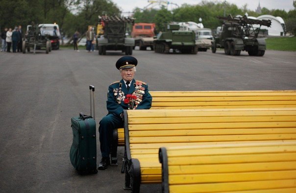 Ветеран ВОВ из Беларуси сидит на скамейке и ждет в надежде увидеть знакомых из своей части