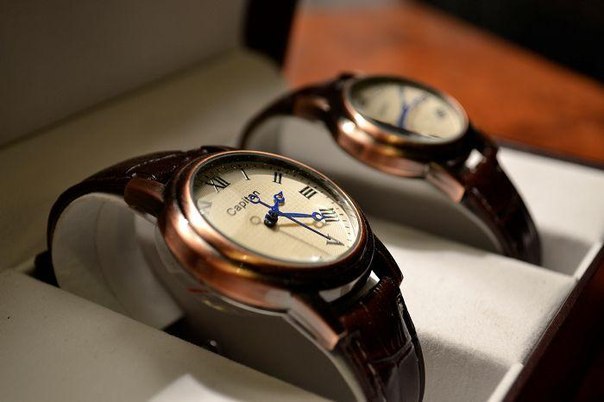 Эти часы Capitan начали выпускать в 1905 году, в Российской Империи. Советские руководители производство в срочном порядке прекратили, но с 2012 года марка снова появилась на российском рынке. Комплект из мужских и женских часов стоит 2500 рублей.