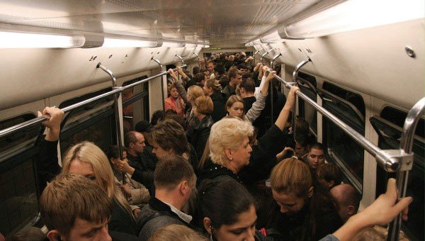 В московском метро возникает следующая ситуация: сидит мамаша с ребенком, возле них стоит девушка вся из себя, в длинной белой шубе, рядом с ней стоит панк неопрятного вида, жуёт жвачку, слушает плеер. 