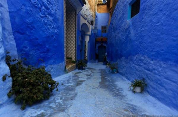 Одна из самых популярных достопримечательностей в Марокко, город Шефшауэн славится синей расцветкой зданий и переулков, являющейся традицией, оставшейся от еврейской части населения.