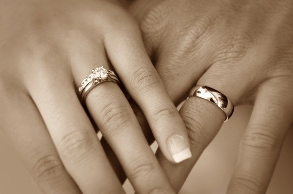 Обручальное кольцо надевают на безымянный палец правой руки, потому что это единственный палец, в котором есть вена, ведущая прямо в сердце..